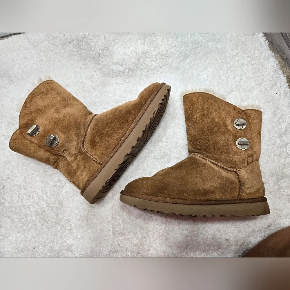 UGG TURNLOCK WOMEN SHORT BOOTS SUEDE CHESTNUT US 8 Women